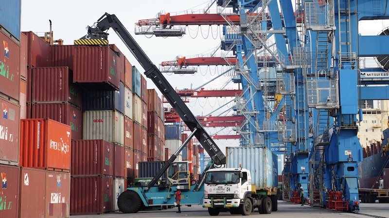 Container loading at port