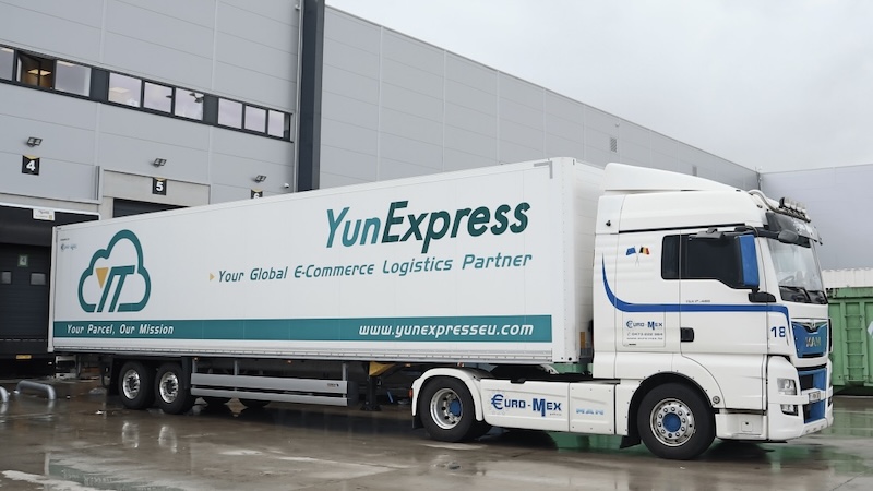 YunExpress shipping truck